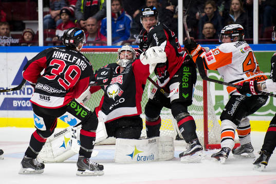 Malmö Redhawks målvakt Jonas Gunnarsson plockar pucken