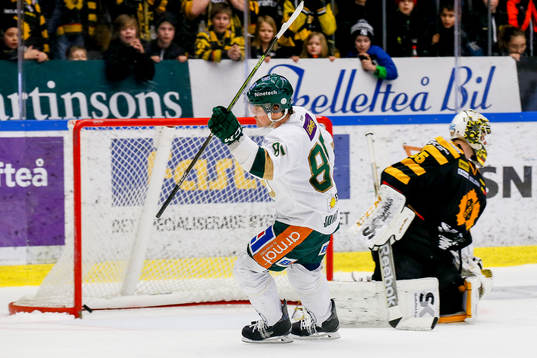 Skellefteås målvakt Markus Svensson släpper in en straff