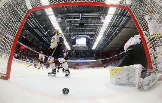 Mål 5-2 förbi Brynäs målvakt Felix Sandström