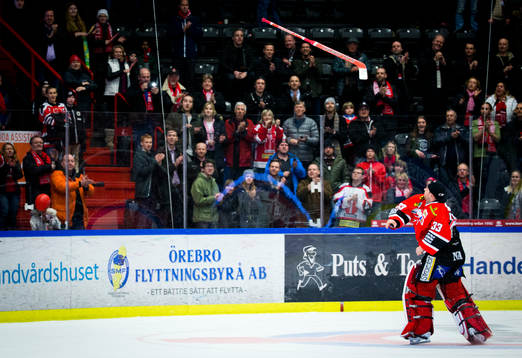Örebros målvakt Julius Hudacek kastar upp sin