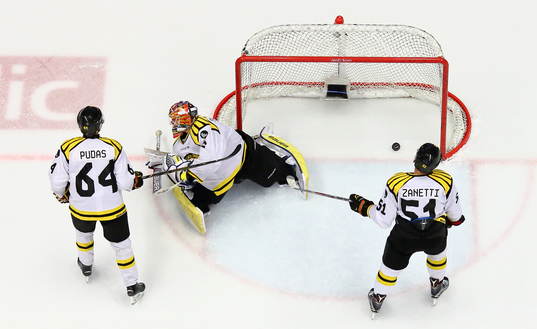 Mål 6-3 förbi Brynäs målvakt Felix Sandström
