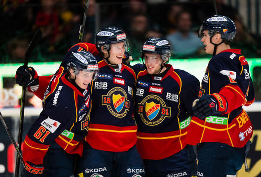 a vänster) gör 1-0 och gratuleras av Markus Ljungh (v),