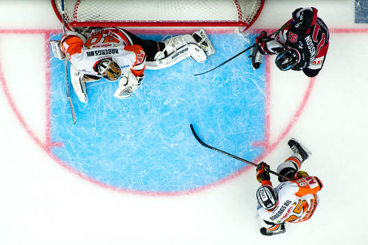 Malmö Redhawks Björn Svensson framför Karlskronas