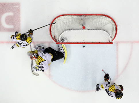 Mål 5-2 förbi Brynäs målvakt Felix Sandström