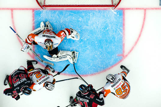Malmö Redhawks Fredrik Händemark framför Karlskronas
