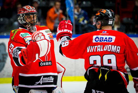 Örebros målvakt Julius Hudacek och Ville Viitaluoma jublar