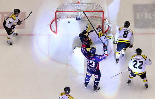 Mål 6-3 förbi Brynäs målvakt Felix Sandström