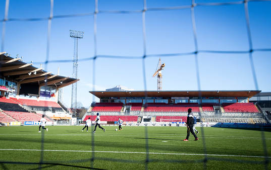 Några juniorer från Forward värmer upp