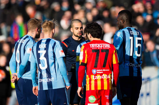 Domare Mohammed Al-Hakim diskuterar med Kevin Walker