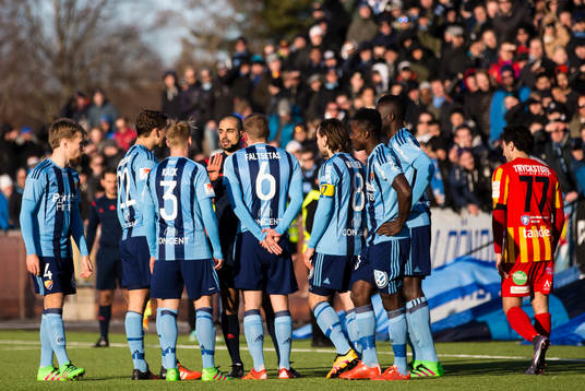Domare Mohammed Al-Hakim diskuterar med Djurgårdens spelare