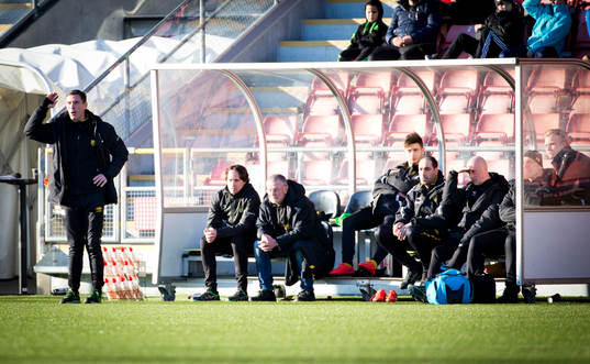 Deppigt på Forwards bänk med Forwards tränare Rickard