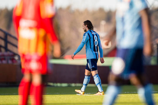Djurgårdens Kevin Walker lämnar planen