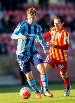 Djurgårdens Jesper Karlström jagasa av Syrianskas Louat