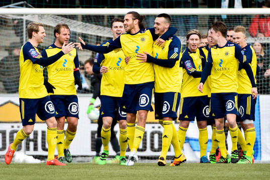 Ängelholms Johan Eiswohld jublar med lagkamraterna