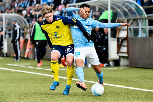 Ängelholms Philip Bernholtz och Malmö FFs Yoshimar Yotún