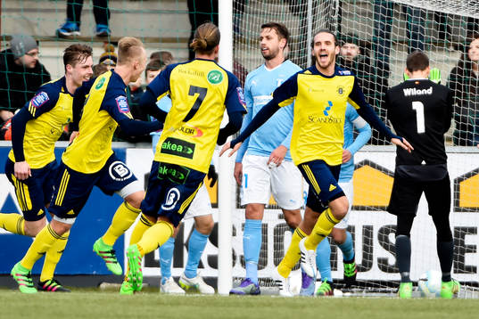 Ängelholms Johan Eiswohld jublar med lagkamraterna