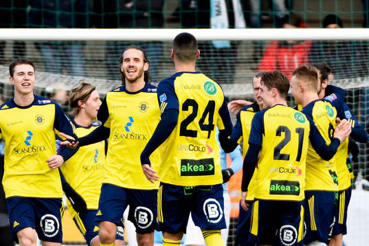 Ängelholms Johan Eiswohld jublar med lagkamraterna