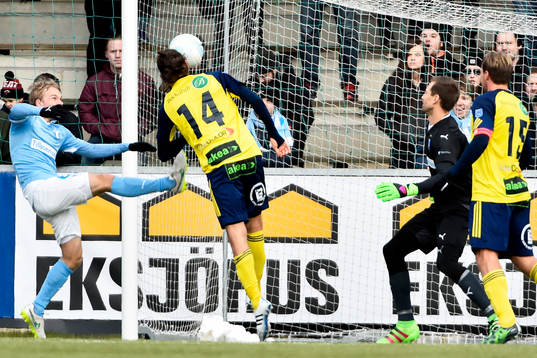 Malmö FFs Oscar Lewicki försöker hindra Ängelholms