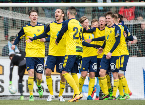 Ängelholms Johan Eiswohld gör 1-0 och jublar med