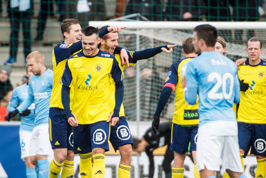Ängelholms Johan Eiswohld gör 1-0 och jublar med