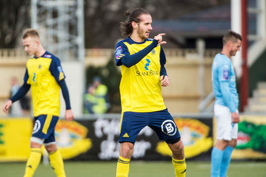 Ängelholms Johan Eiswohld gör 1-0 och jublar med
