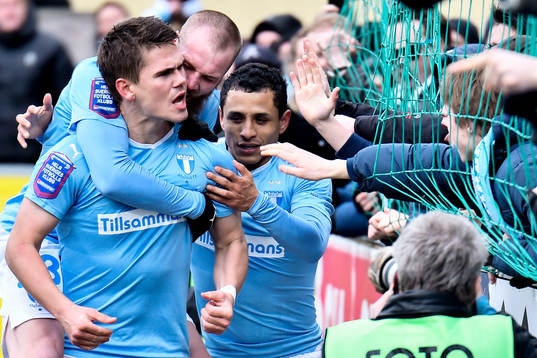 Malmö FFs Jo Inge Berget och Yoshimar Yotún jublar med