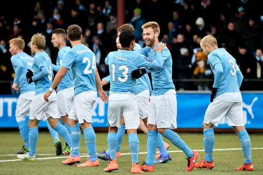Malmö FFs Rasmus Bengtsson jublar med lagkamraterna