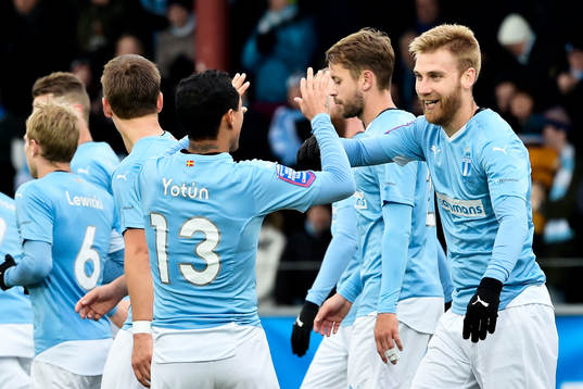 Malmö FFs Rasmus Bengtsson jublar med lagkamraterna