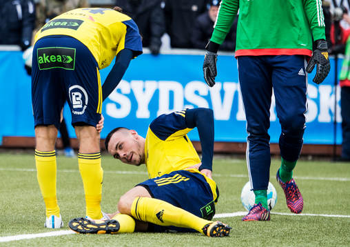 Ängelholms Johan Eiswohld tittar till Dennis Stojanovic