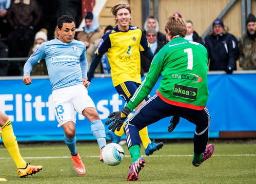 Malmö FFs Yoshimar Yotún mot Ängelholms målvakt Oscar