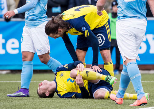 Ängelholms Johan Eiswohld tittar till Fredrik Lundgren som
