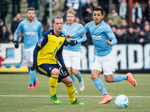 Ängelholms Sebastian Carlsen mot Malmö FFs Yoshimar Yotún