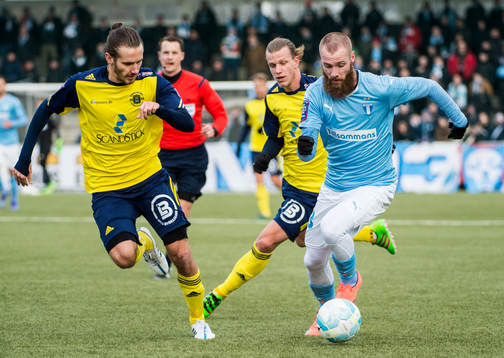 Malmö FFs Jo Inge Berget mot Ängelholms Johan Eiswohld