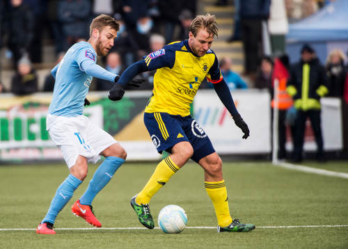 Ängelholms Fredrik Karlsson mot Malmö FFs Rasmus Bengtsson