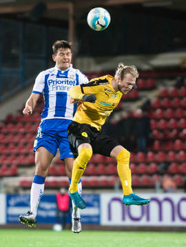 IFK Göteborgs Mads Winther Albaek i en duell med Frejs