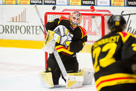 Brynäs målvakt Felix Sandström räddar skott