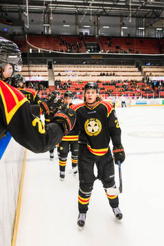 Brynäs Lucas Carlsson jublar