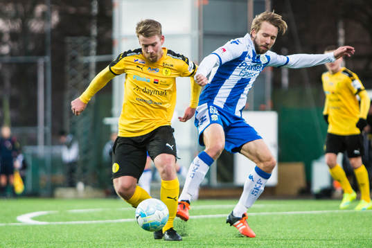 Frejs Joakim Runnemo i kamp om bollen med IFK Göteborgs