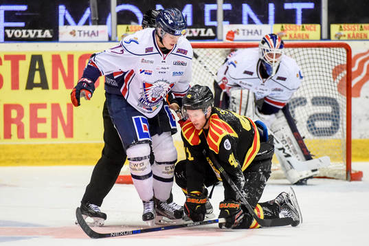 Linköpings Henrik Törnqvist och Brynäs Greg Scott