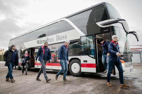 Linköpings spelare anländer med buss till arenan före