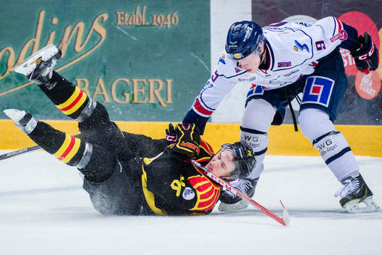 Brynäs Oskar Lindblom och Linköpings Anton Karlsson