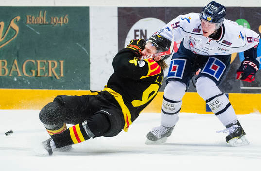 Brynäs Oskar Lindblom dras ner utav Linköpings Anton