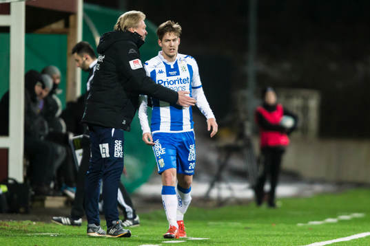 IFK Göteborgs Victor Sköld klappas om av tränare Jörgen