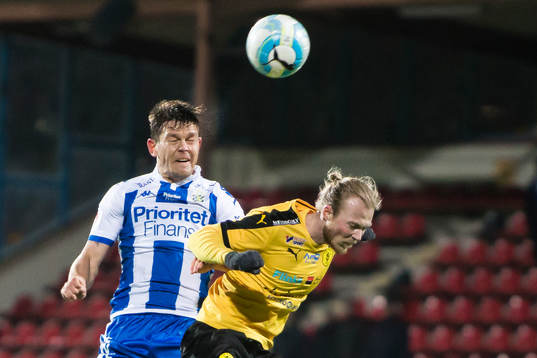 IFK Göteborgs Mads Winther Albaek i en duell med Frejs