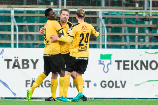 Frejs Joakim Runnemo jublar med Oke Akopoveta och Pontus