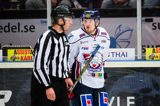 Linköpings Nick Sörenssen lämnar isen