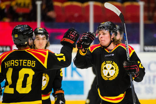 Brynäs Lucas Carlsson jublar