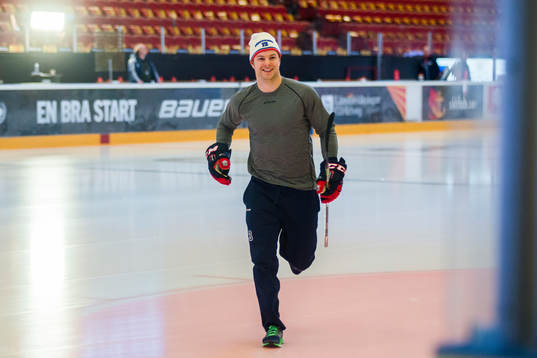 Linköpings Erik Brissle springer på isen före