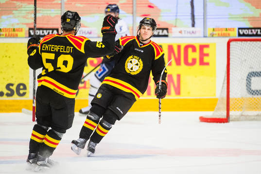 Brynäs Sebastian Enterfeldt och Daniel Mannberg jublar