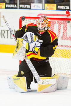 Brynäs målvakt Felix Sandström räddar skott